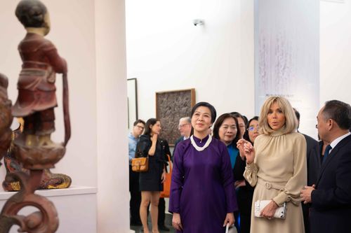 Phu nhân Tổng Bí thư và Phu nhân Tổng thống Pháp chiêm ngưỡng Bảo vật quốc gia Việt Nam