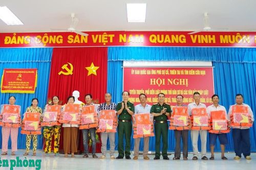 BĐBP Tiền Giang phối hợp tuyên truyền, phổ biến pháp luật và ứng phó các sự cố, thiên tai trên biển cho ngư dân