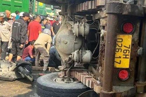 Xe tải lật đè xe máy và nhà dân ở Quảng Ngãi, nhiều người thương vong
