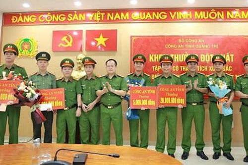 Khen thưởng đột xuất lực lượng điều tra vụ án mạng ở Quảng Trị