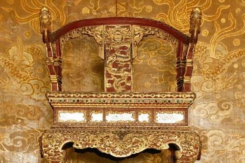 Trước khi bị bẻ gãy, ngai vua triều Nguyễn là ngai vàng duy nhất được bảo tồn nguyên vẹn ở Việt Nam