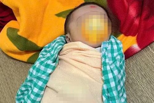 Phát hiện bé trai hơn 1 tháng tuổi bị bỏ rơi gần chợ lúc đêm khuya