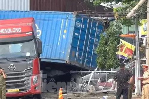 Xe ben và xe đầu kéo lao vào cửa hàng, đè bẹp ô tô ở Bình Dương
