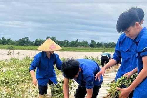 Thanh niên, bộ đội giúp người dân khắc phục sau trận lũ chưa từng có ở Hà Tĩnh