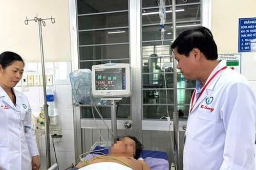 Mang súng bắn bạn nhậu nhập viện