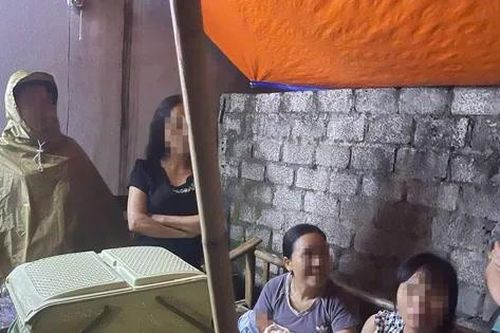Bé gái sơ sinh bị bỏ lại cùng bức tâm thư trước cổng nhà vợ chồng hiếm muộn
