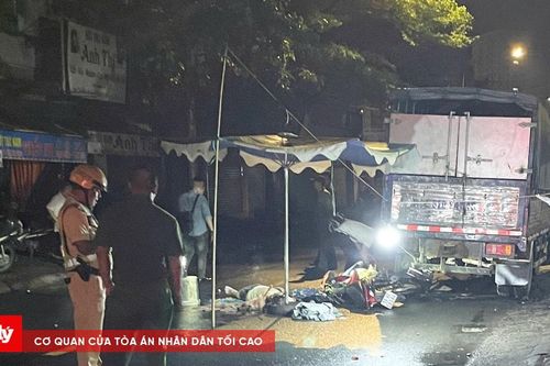 Đâm vào đuôi xe tải, 2 người thương vong