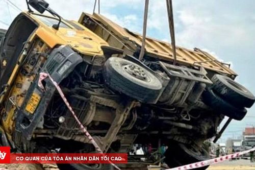 Xe tải lao vào nhà dân, 5 người thương vong
