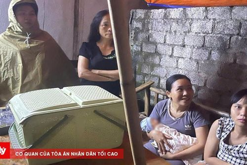 Bé gái sơ sinh bị bỏ rơi trước cổng nhà dân