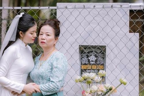 Cô dâu Vĩnh Long chụp ảnh bên ngôi mộ, phía sau là chuyện thắt lòng