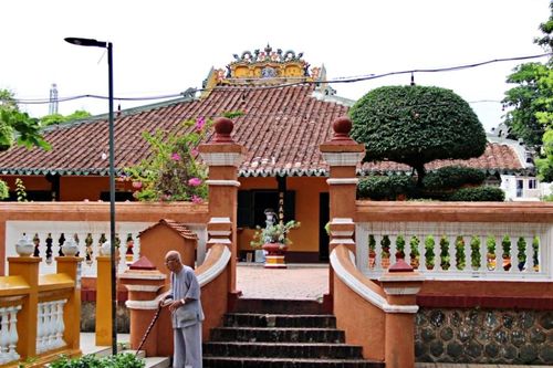 Chùa cổ gần 300 tuổi có trăm 'báu vật' thếp vàng hút khách chiêm bái ở TPHCM