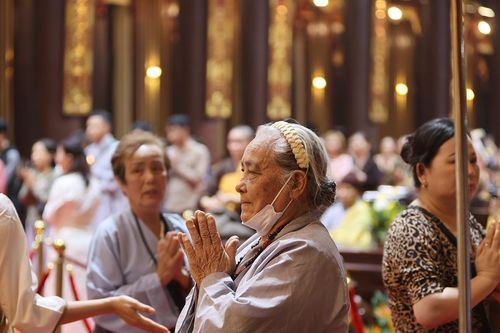 Dòng người xúc động chiêm bái xá lợi Đức Phật tại cung Trúc Lâm, Yên Tử