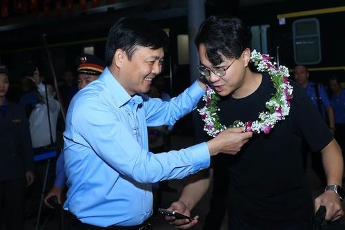Vị khách đầu tiên đi tàu hỏa từ Trung Quốc tới Việt Nam sau 5 năm
