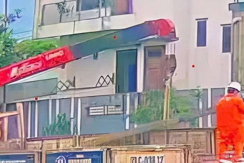 Một công nhân tử vong vì bị cột điện rơi đè trúng