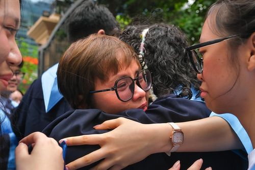 Cô trò cùng 'khóc như mưa' trong giờ phút chia tay tuổi học trò