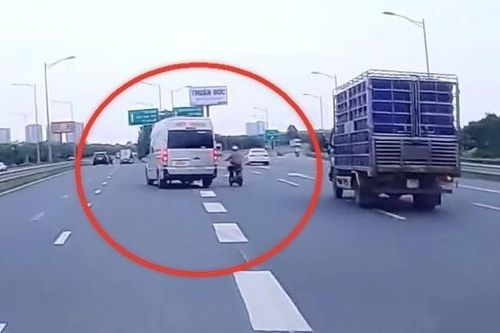 Xe 16 chỗ đi ẩu suýt va phải xe đạp điện trong một tình huống gây tranh cãi