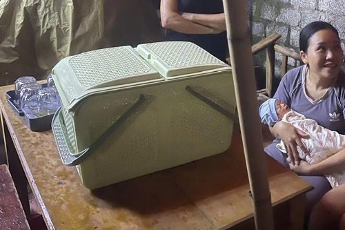 Bé gái sơ sinh bị bỏ rơi bên cạnh 'giấy từ bỏ nuôi con'