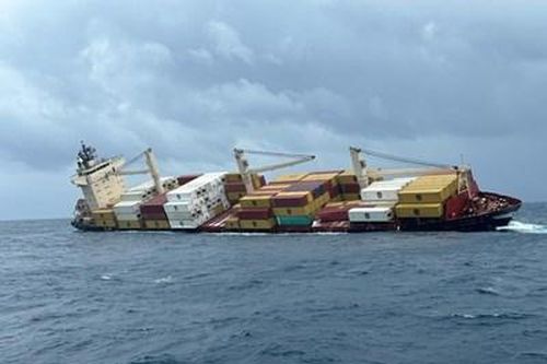 Video tàu chở hàng nguy hiểm chìm ngoài khơi Kochi, Ấn Độ
