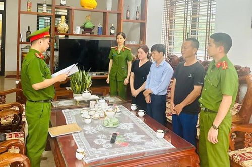 Khởi tố chủ xưởng sản xuất, buôn bán hàng loạt đồ ăn vặt giả
