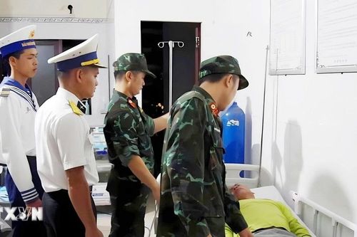 Trung tâm Y tế thị trấn Trường Sa tiếp nhận cấp cứu ngư dân trong đêm