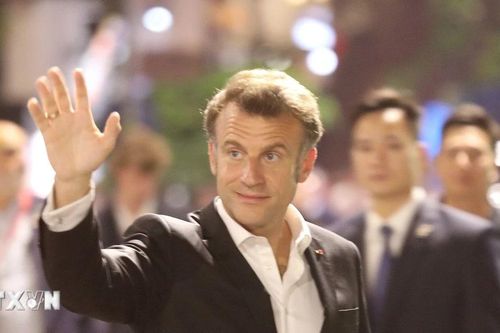 Tổng thống Pháp Emmanuel Macron và Phu nhân dạo phố cổ Hà Nội