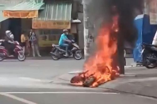 TP Hồ Chí Minh: Xe máy bốc cháy trơ khung trên đường