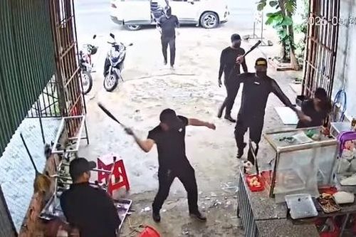 Truy xét nhóm người mặc đồ đen đập phá quán phở