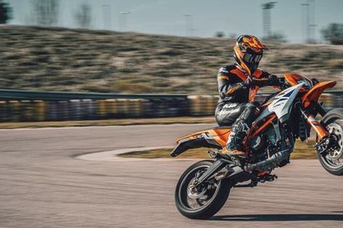 Hãng xe máy lớn nhất Ấn Độ mua lại KTM