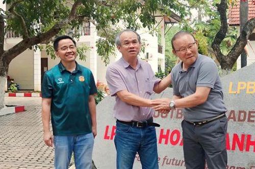 Ai đã se duyên cho bầu Đức và HLV Park Hang Seo?