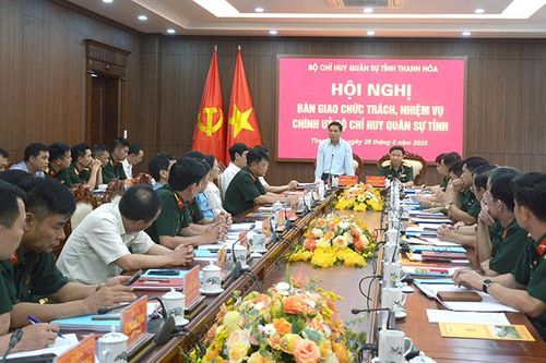 Bàn giao chức trách, nhiệm vụ Chính ủy Bộ Chỉ huy Quân sự tỉnh Thanh Hóa