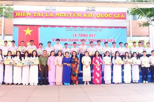 Trường THPT Chuyên Thoại Ngọc Hầu tổng kết năm học 2024 - 2025