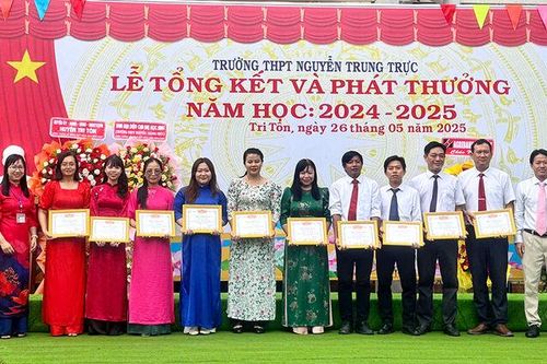 Lãnh đạo huyện Tri Tôn dự lễ tổng kết năm học các trường THPT trên địa bàn