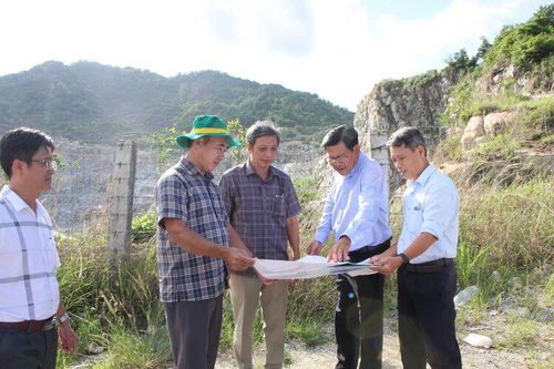 Phó Chủ tịch UBND tỉnh An Giang Ngô Công Thức khảo sát các khu khai thác đá