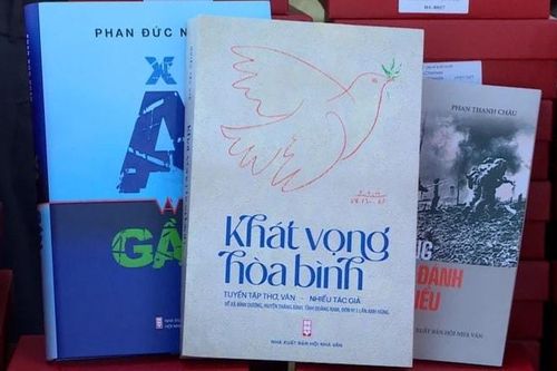 Ra mắt tập sách 'Khát vọng hòa bình'