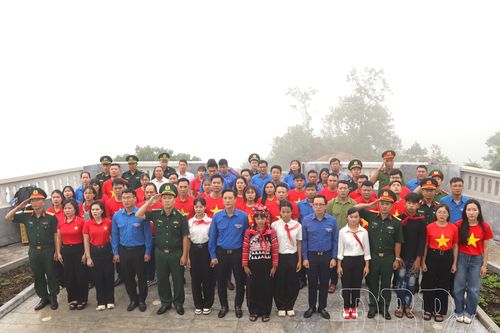 Tỉnh đoàn tổ chức Lễ Chào cờ đặc biệt tại Cột cờ A Pa Chải