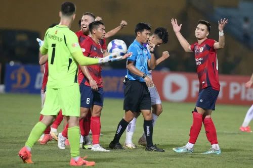 Derby tranh chức á quân