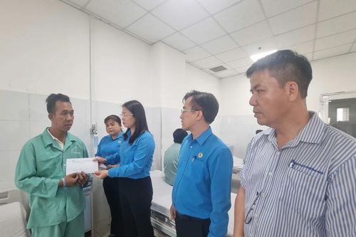 Công đoàn thăm hỏi, hỗ trợ công nhân và người thân các nạn nhân bị tai nạn lao động do ngạt khí CO