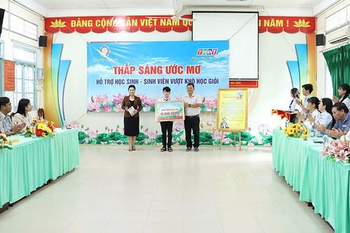 Trao học bổng 'Thắp sáng ước mơ'