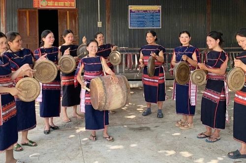 Phụ nữ Kông Chro 'giữ lửa' cồng chiêng