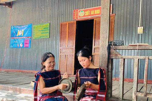 Nữ nghệ nhân truyền lửa cồng chiêng cho thế hệ trẻ