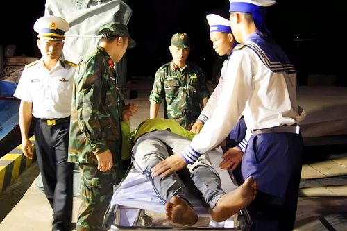 Bệnh xá đảo Trường Sa cấp cứu ngư dân trong đêm