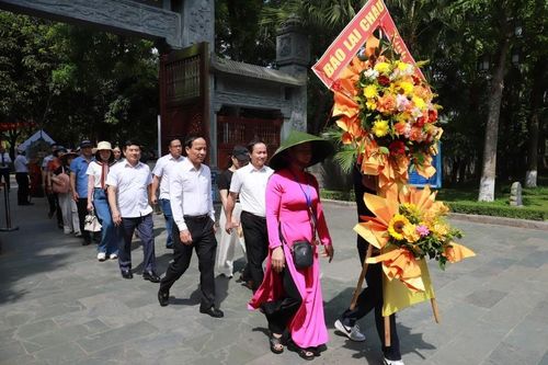 Tháng năm về thăm quê Bác