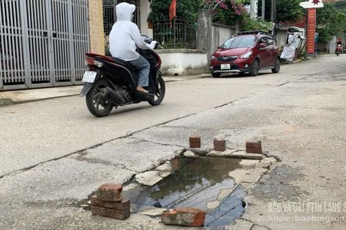 Nắp hố bị sụt lún, nguy cơ mất an toàn giao thông