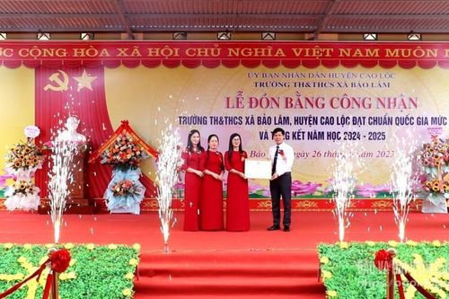 Trường TH&THCS xã Bảo Lâm đón Bằng công nhận trường học đạt chuẩn quốc gia mức độ 1