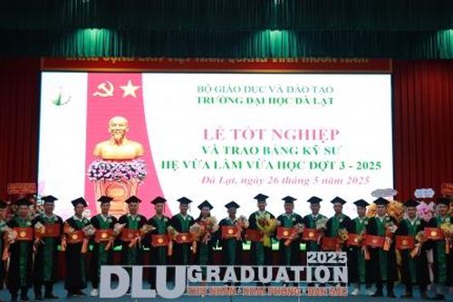 Trường Đại học Đà Lạt trao bằng kỹ sư công nghệ thông tin cho học viên là cán bộ, chiến sĩ công an
