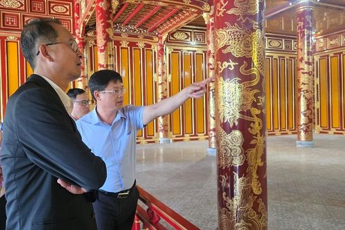 Ngăn chặn từ gốc nguy cơ xâm hại di sản Huế