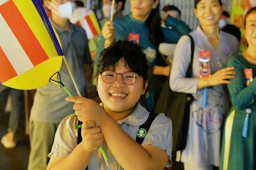 Vesak là ngày hội vui cho mọi người gần nhau