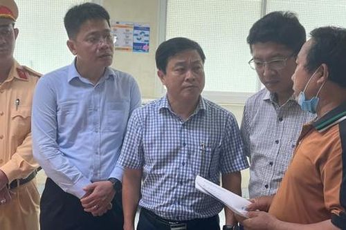Ban ATGT Quảng Ngãi thăm hỏi, hỗ trợ các nạn nhân vụ lật xe tải 4 người thương vong