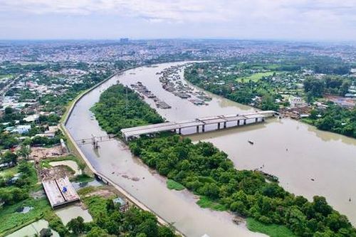 Mặt bằng 'xôi đỗ', công trường đường trục trung tâm với cầu Thống Nhất vẫn rộn tiếng máy