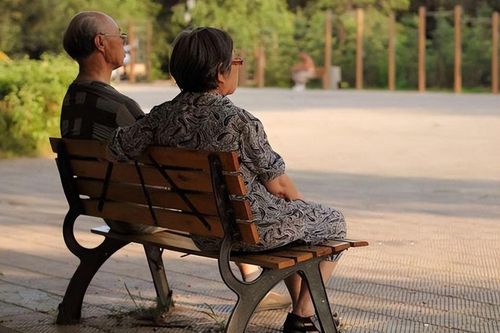 Thời điểm vàng để cắt giảm rượu và bảo vệ trí óc khi về già